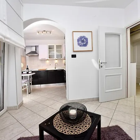 Guest house Sanja In One Of Favourite Part Of Area Porec